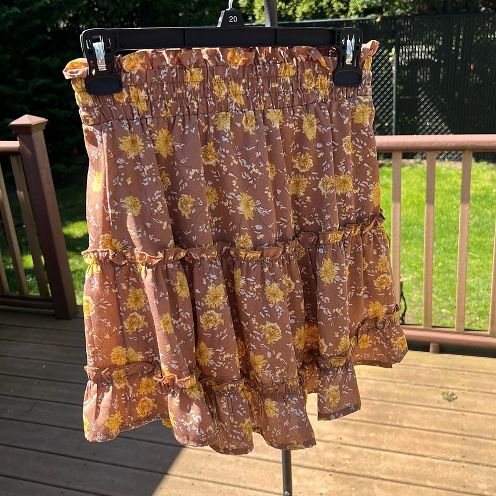 Cute floral skirt great for summer very stretchy waistband
